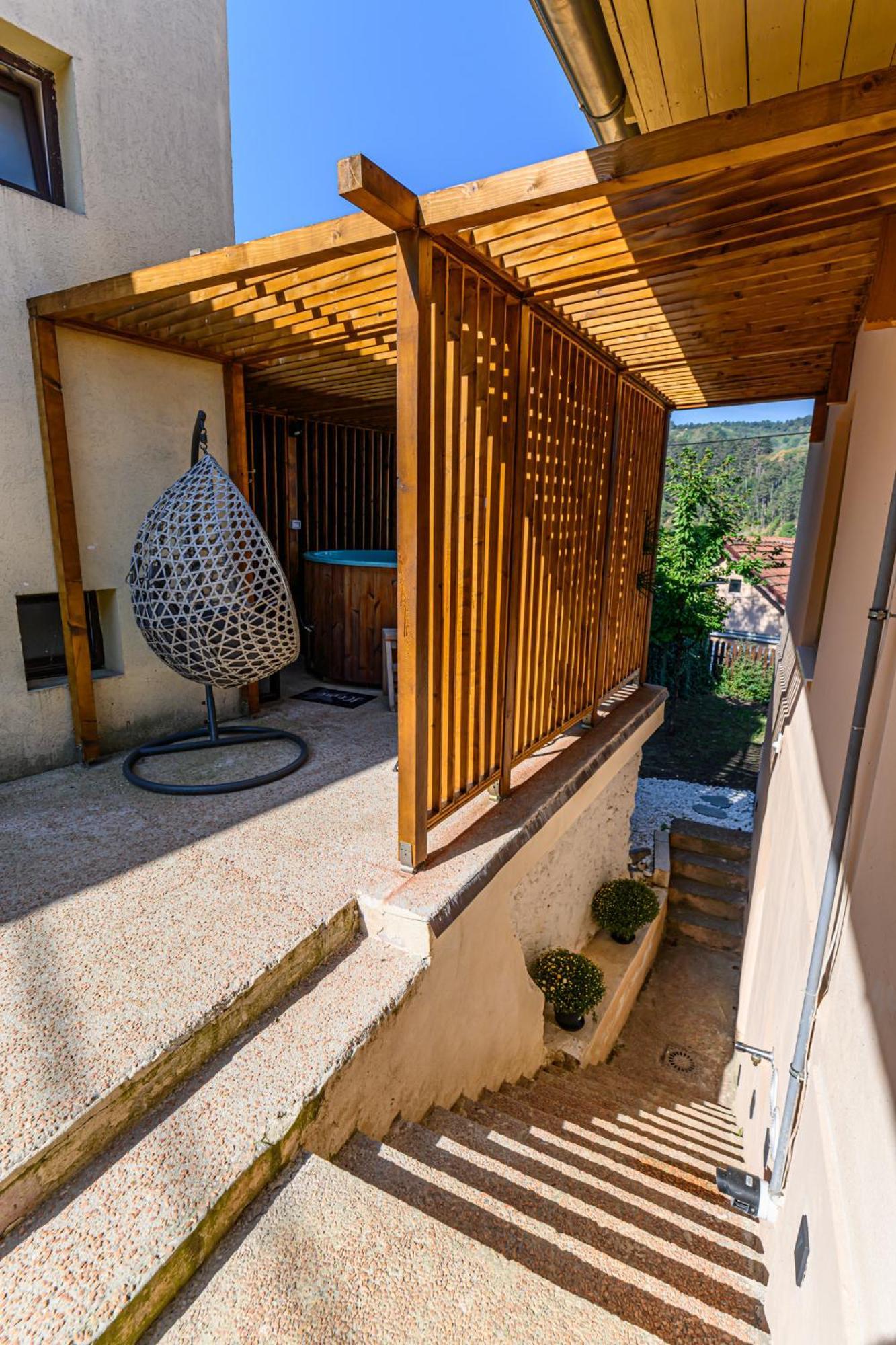Lagom - Hot Tub Hideout Braşov Eksteriør billede