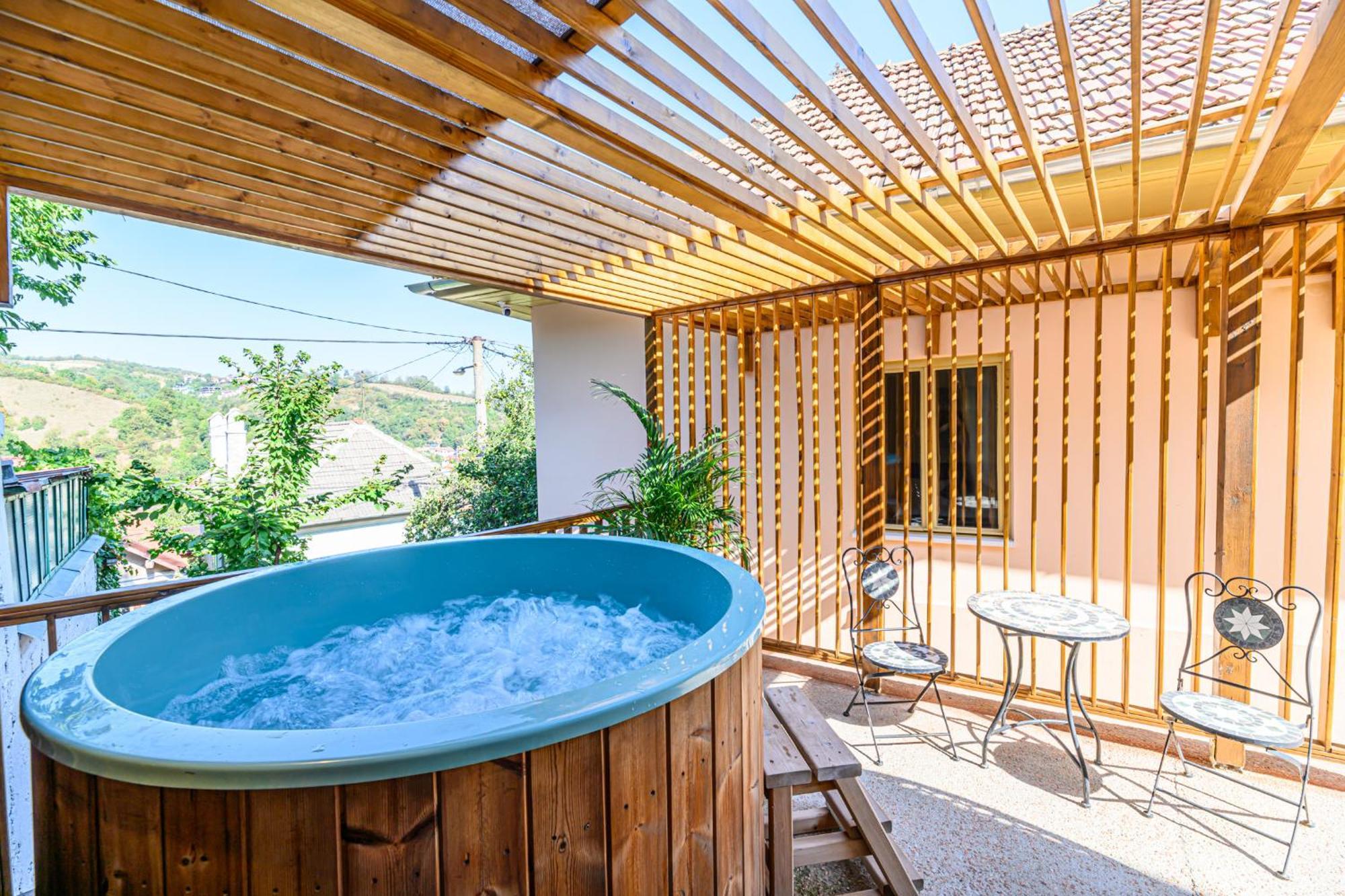Lagom - Hot Tub Hideout Braşov Eksteriør billede